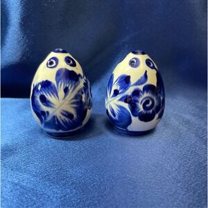Porcelain Blue and White Porcelain Egg Shape Salt and Pepper